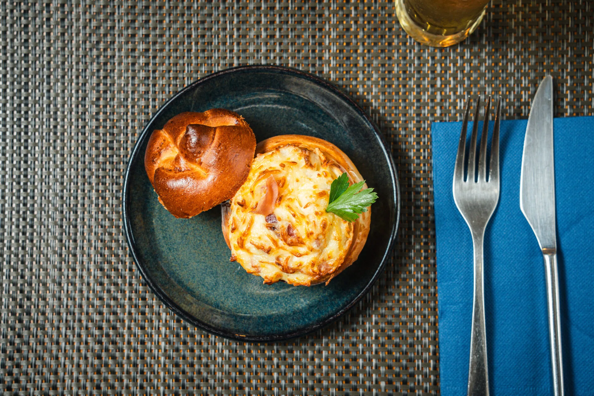 Fogaça à Feitoria (recheada c/4 queijos e Presunto)