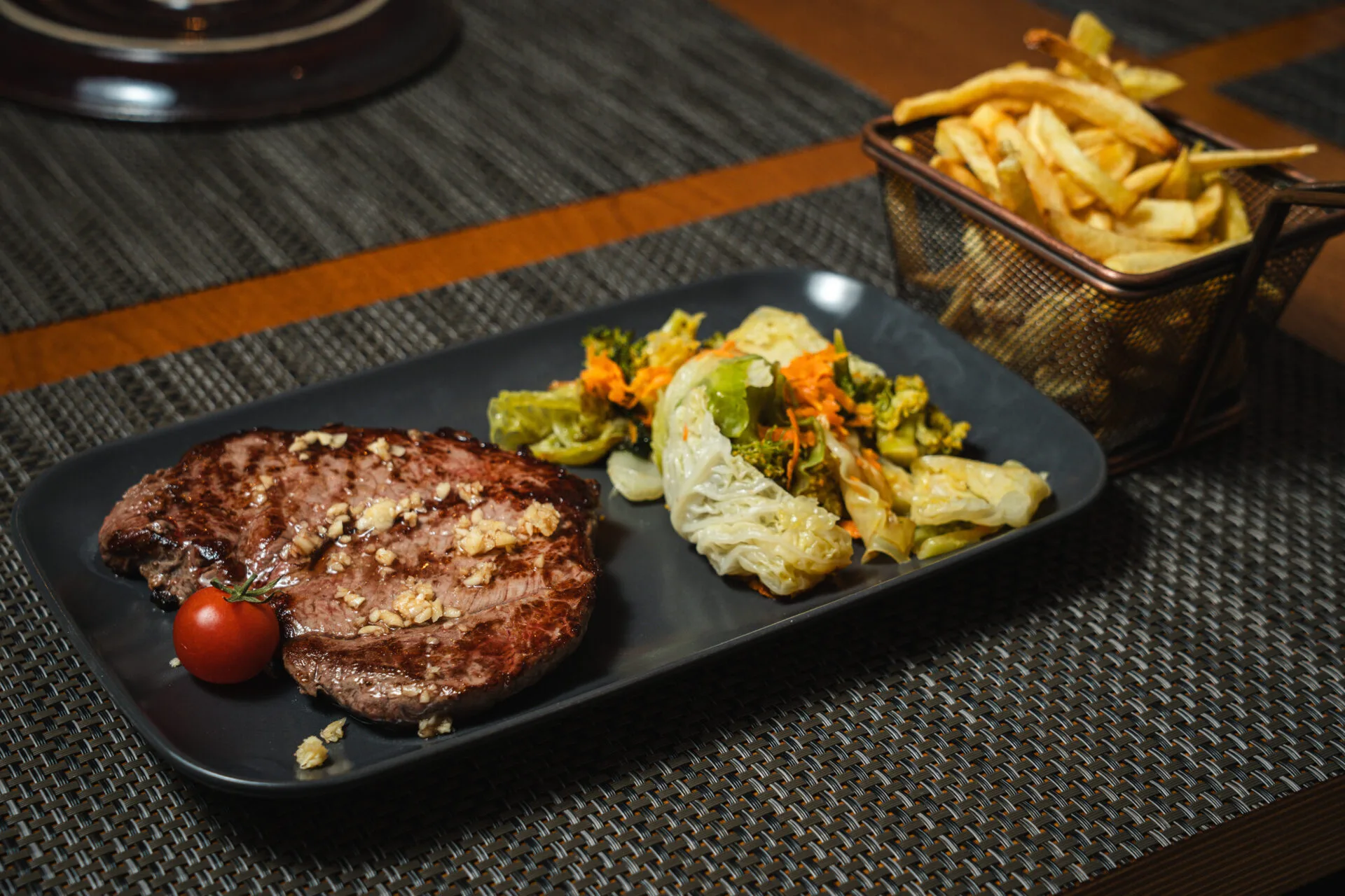 Bife à Feitoria (Vitela Arouquesa D.O.P. e Legumes Salteados)